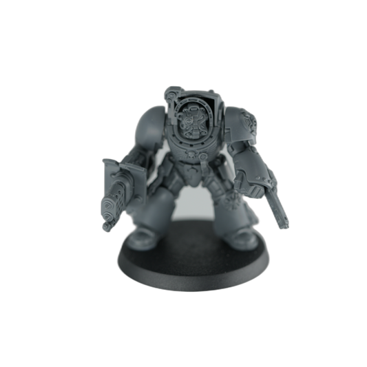 Unpainted Terminator built with a heavy weapon, an alternate magnetized loadout, on a 40mm base